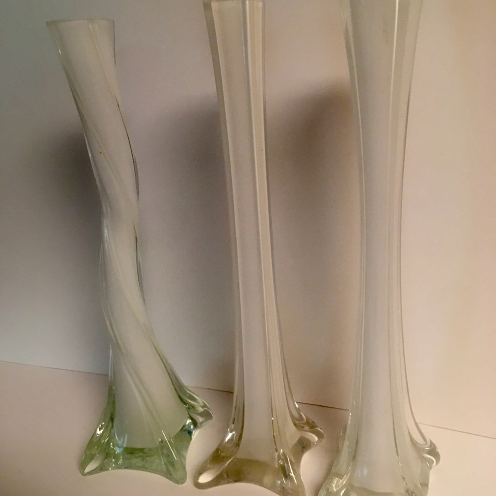 3 White cased Bud vases💐🌻